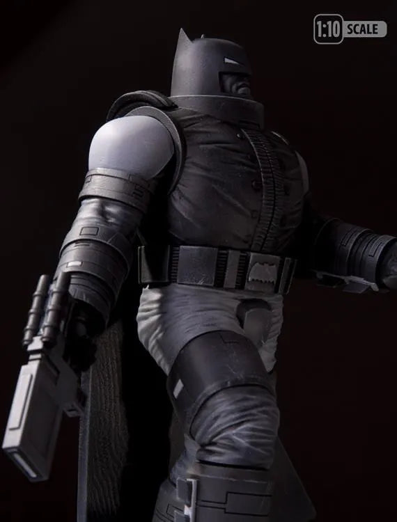 Batman Armored by Frank Miller Statue 1/10 - Black and White DC Collectibles